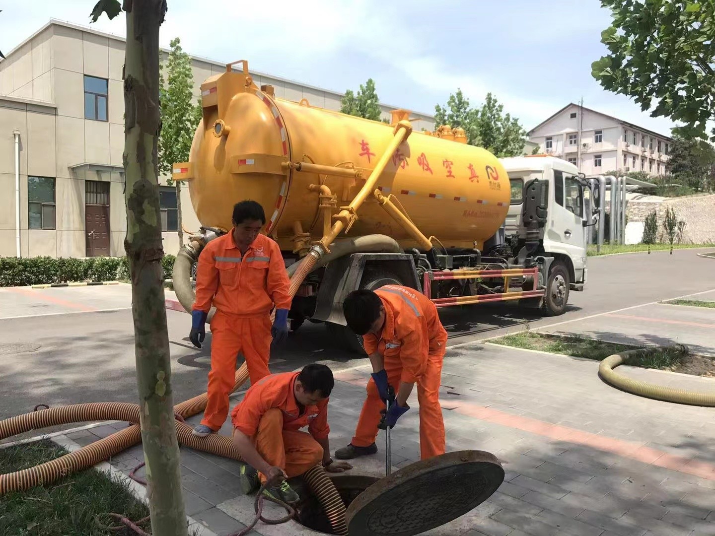 建阳管道疏通车停在窨井附近