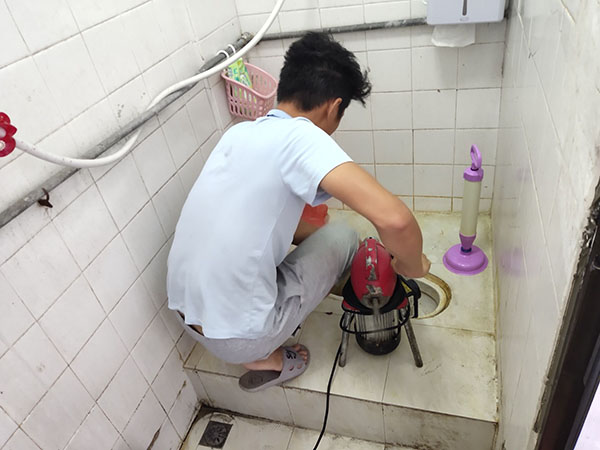 建阳管道堵塞冒臭气 专业师傅现场解决问题