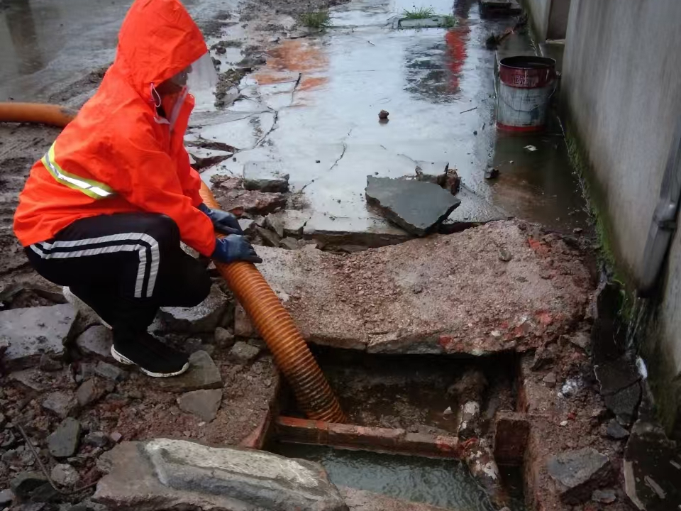 建阳专业清理污水池 炜誉市政以规范流程守护城市 “肠道”